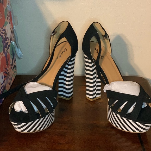 Black & White Sandals - Picture 1 of 3